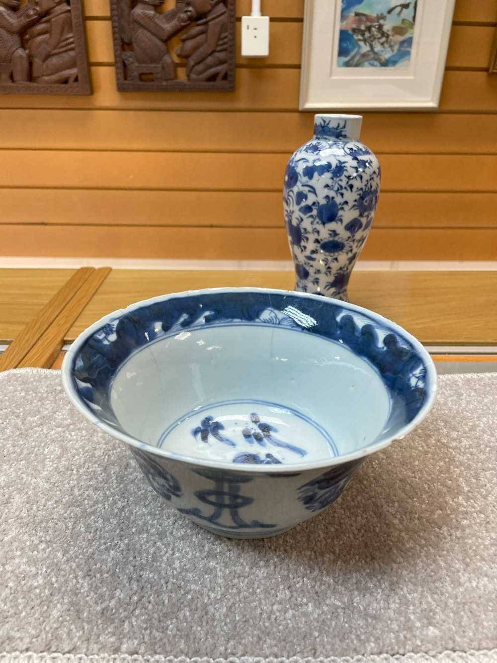 ASSORTED VIETNAMESE & CHINESE BLUE & WHITE PORCELAIN, including three saucers, two deep bowls and - Image 24 of 36