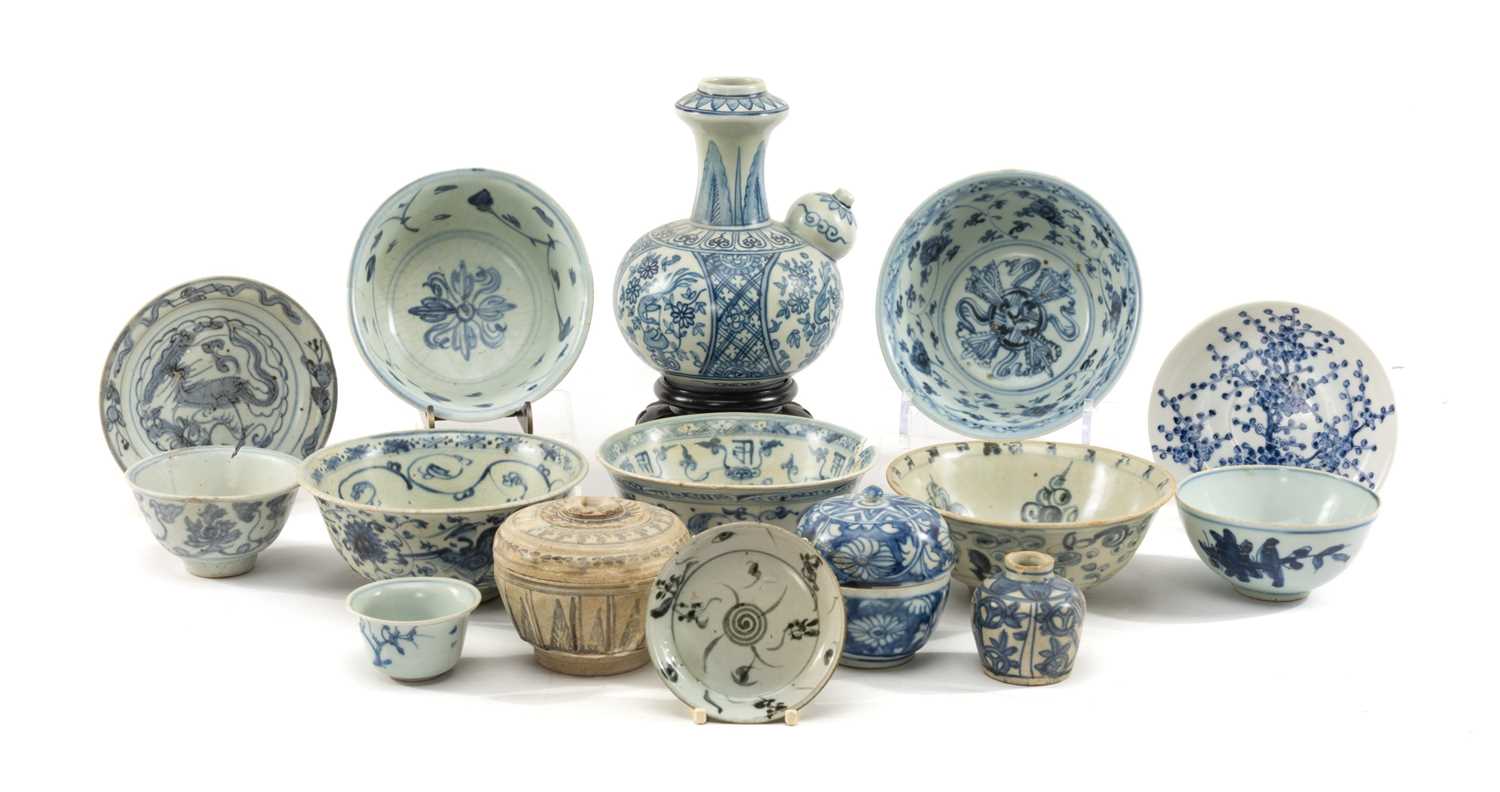 ASSORTED PROVINCIAL CHINESE & SOUTHEAST ASIAN PORCELAIN, including a kendi, five bowls 15cms