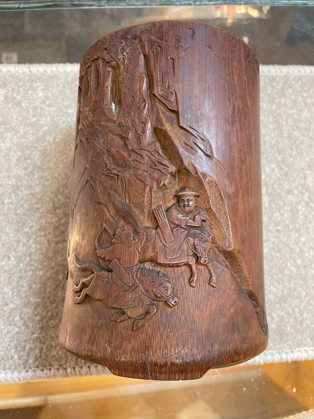 CHINESE BAMBOO BRUSHPOT, Qing Dynasty, carved with a continuous frieze depicting a tiger hunt, on - Image 5 of 13