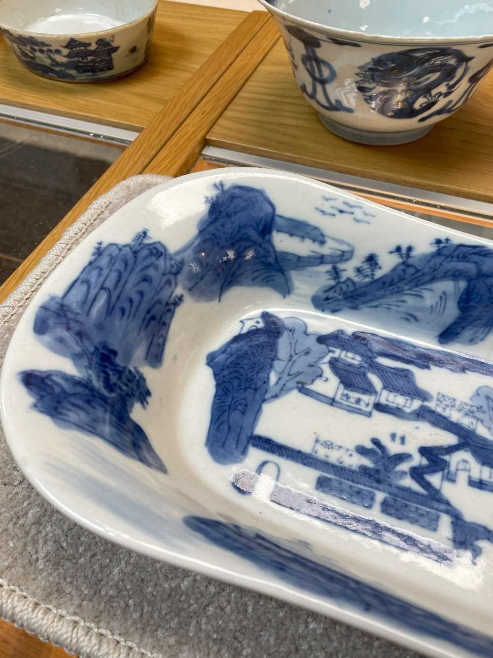ASSORTED VIETNAMESE & CHINESE BLUE & WHITE PORCELAIN, including three saucers, two deep bowls and - Bild 32 aus 36