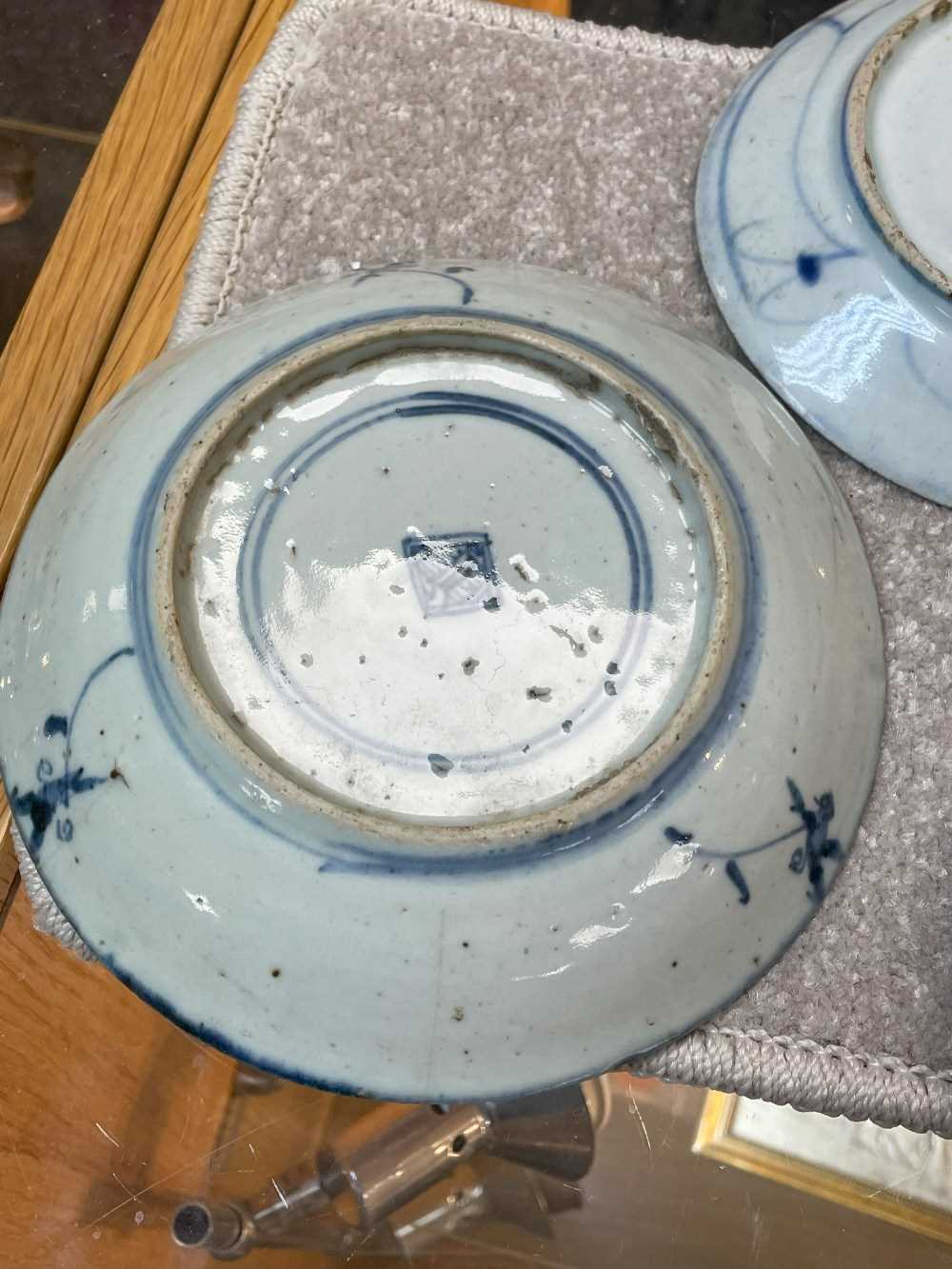 ASSORTED VIETNAMESE & CHINESE BLUE & WHITE PORCELAIN, including three saucers, two deep bowls and - Bild 13 aus 36