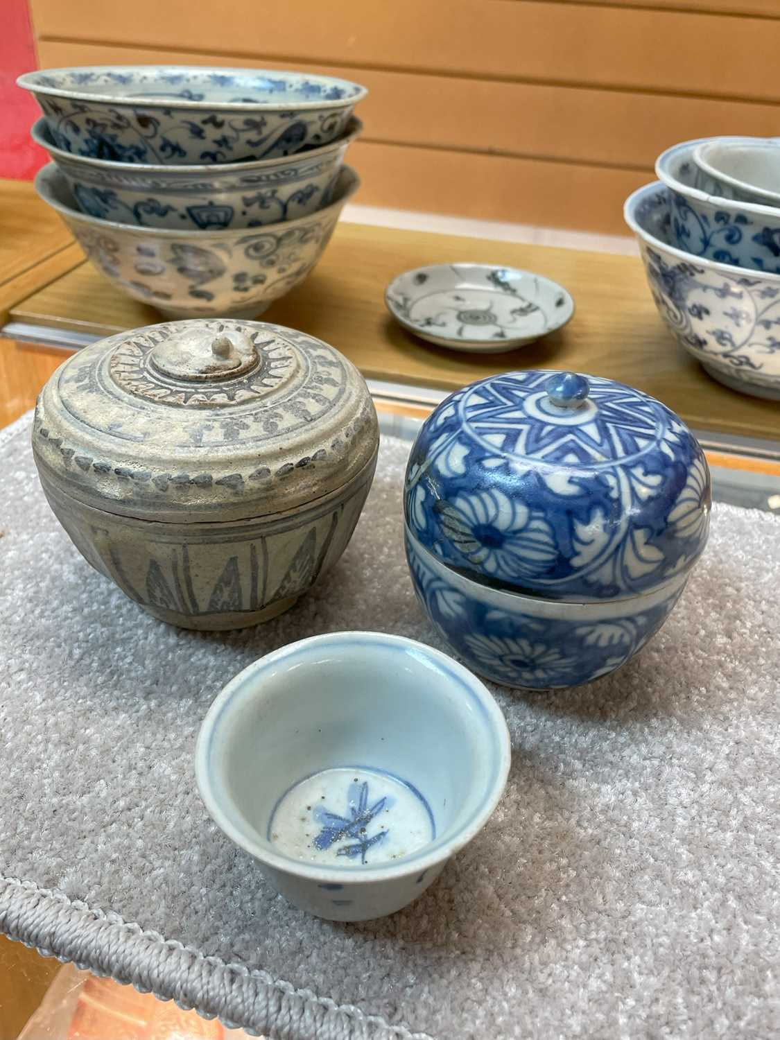 ASSORTED PROVINCIAL CHINESE & SOUTHEAST ASIAN PORCELAIN, including a kendi, five bowls 15cms - Image 9 of 34