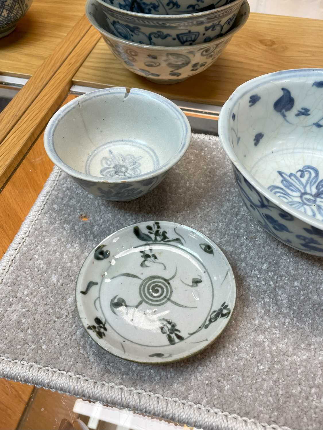 ASSORTED PROVINCIAL CHINESE & SOUTHEAST ASIAN PORCELAIN, including a kendi, five bowls 15cms - Image 31 of 34