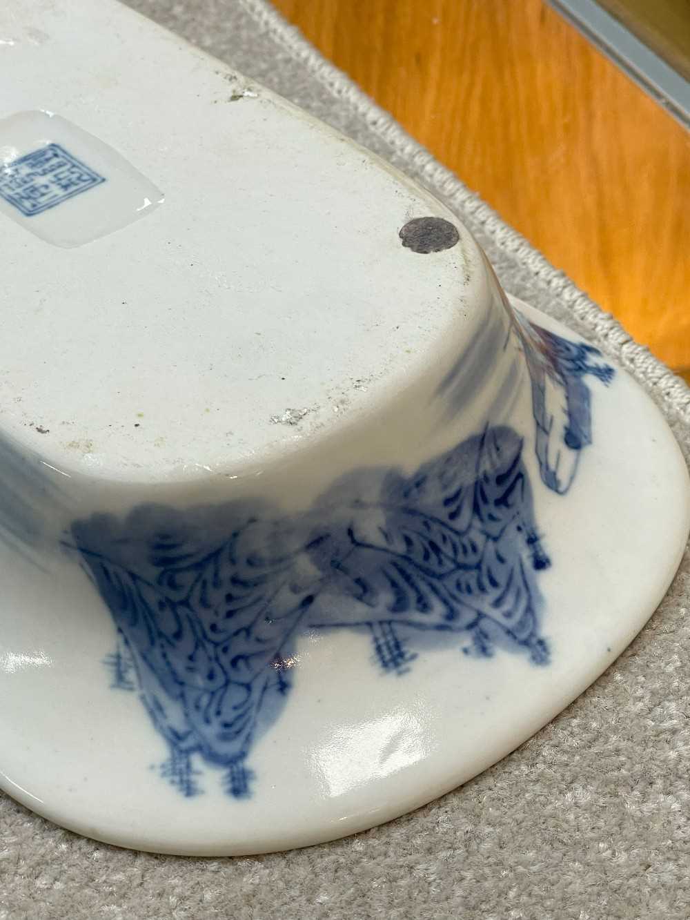 ASSORTED VIETNAMESE & CHINESE BLUE & WHITE PORCELAIN, including three saucers, two deep bowls and - Bild 8 aus 36