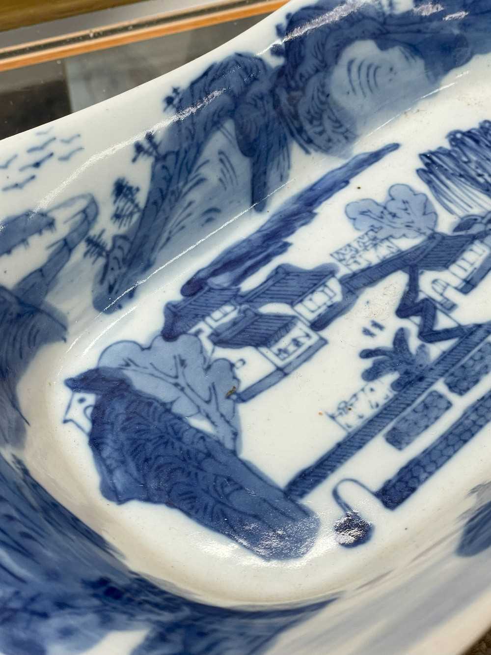 ASSORTED VIETNAMESE & CHINESE BLUE & WHITE PORCELAIN, including three saucers, two deep bowls and - Bild 27 aus 36