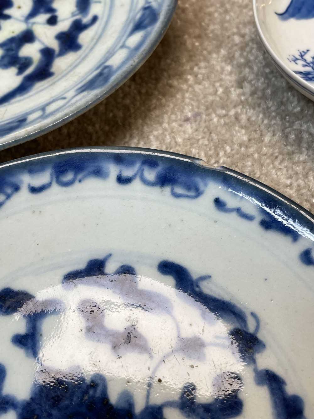 ASSORTED VIETNAMESE & CHINESE BLUE & WHITE PORCELAIN, including three saucers, two deep bowls and - Image 11 of 36