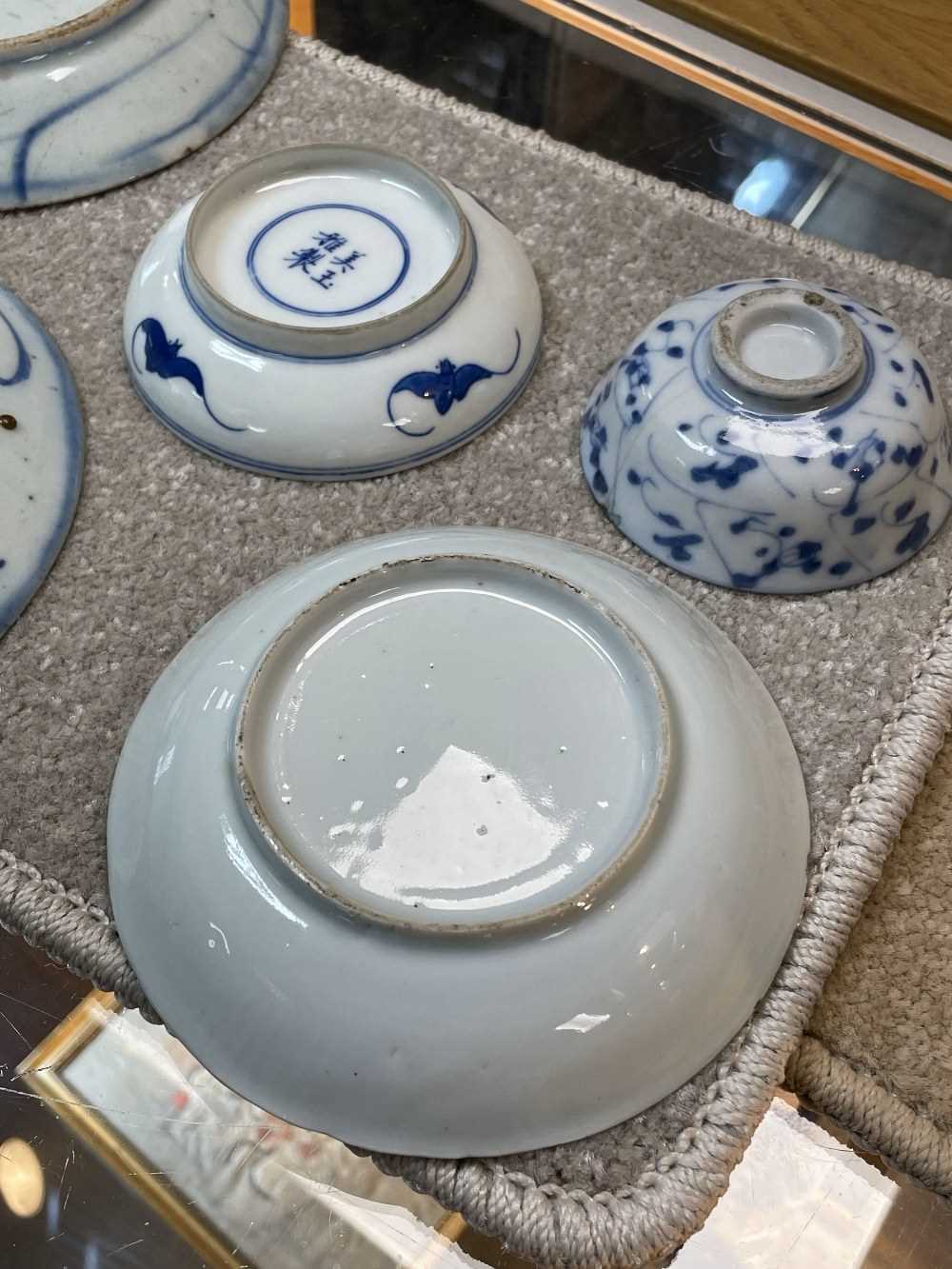 ASSORTED VIETNAMESE & CHINESE BLUE & WHITE PORCELAIN, including three saucers, two deep bowls and - Bild 17 aus 36