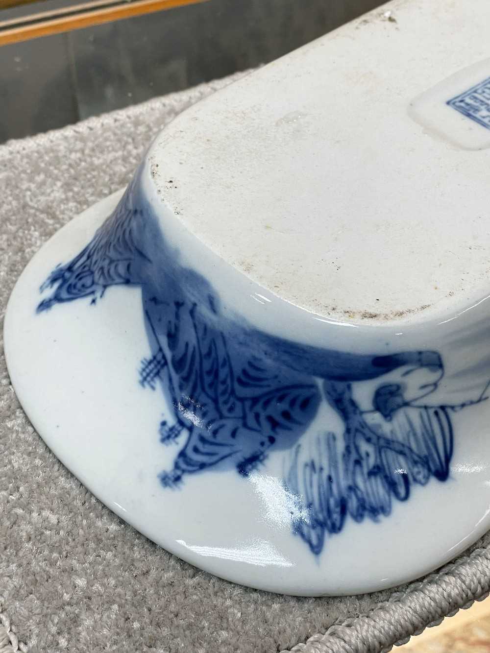 ASSORTED VIETNAMESE & CHINESE BLUE & WHITE PORCELAIN, including three saucers, two deep bowls and - Bild 34 aus 36