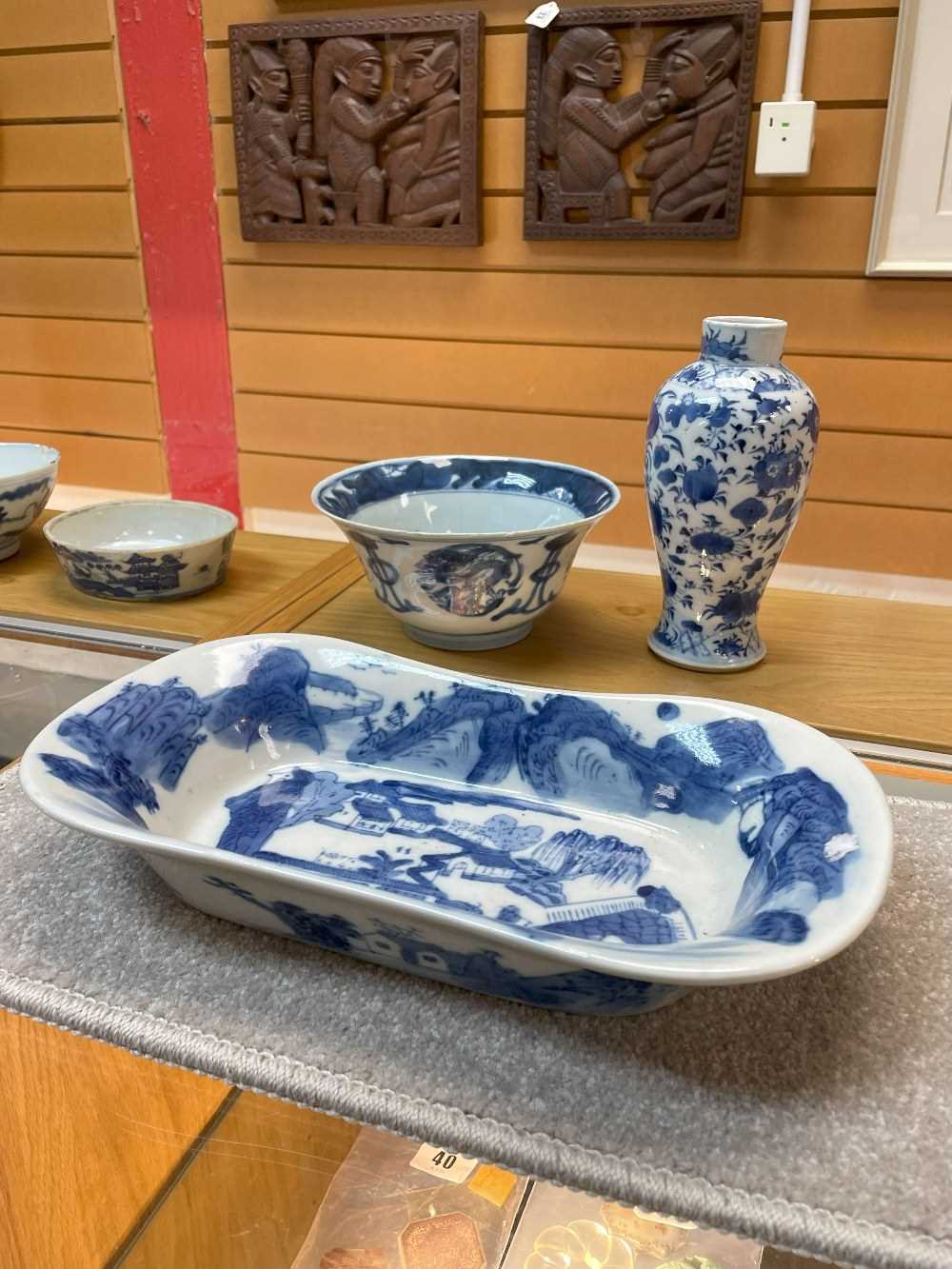ASSORTED VIETNAMESE & CHINESE BLUE & WHITE PORCELAIN, including three saucers, two deep bowls and - Image 29 of 36