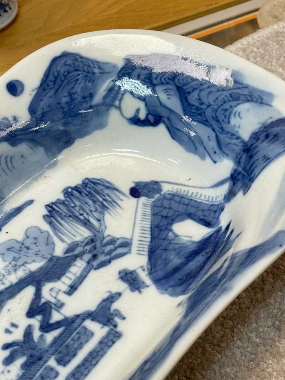 ASSORTED VIETNAMESE & CHINESE BLUE & WHITE PORCELAIN, including three saucers, two deep bowls and - Image 36 of 36