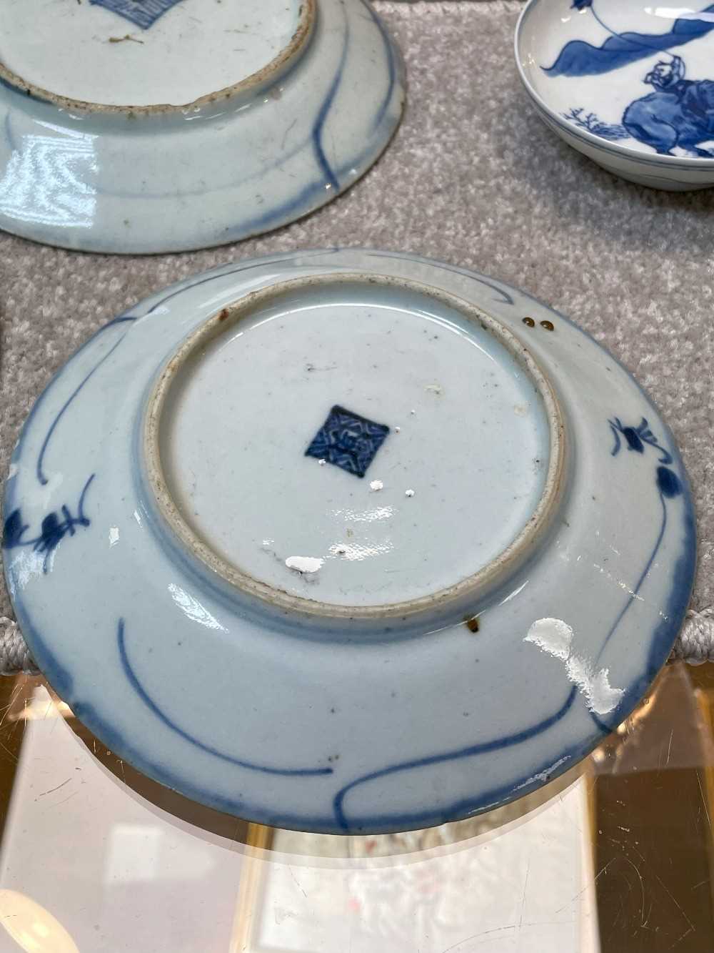 ASSORTED VIETNAMESE & CHINESE BLUE & WHITE PORCELAIN, including three saucers, two deep bowls and - Bild 16 aus 36