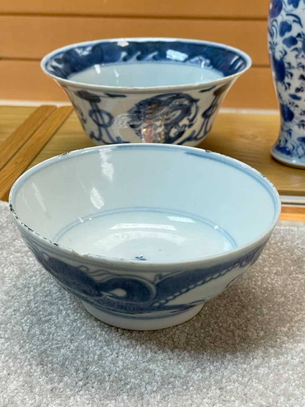 ASSORTED VIETNAMESE & CHINESE BLUE & WHITE PORCELAIN, including three saucers, two deep bowls and - Bild 35 aus 36