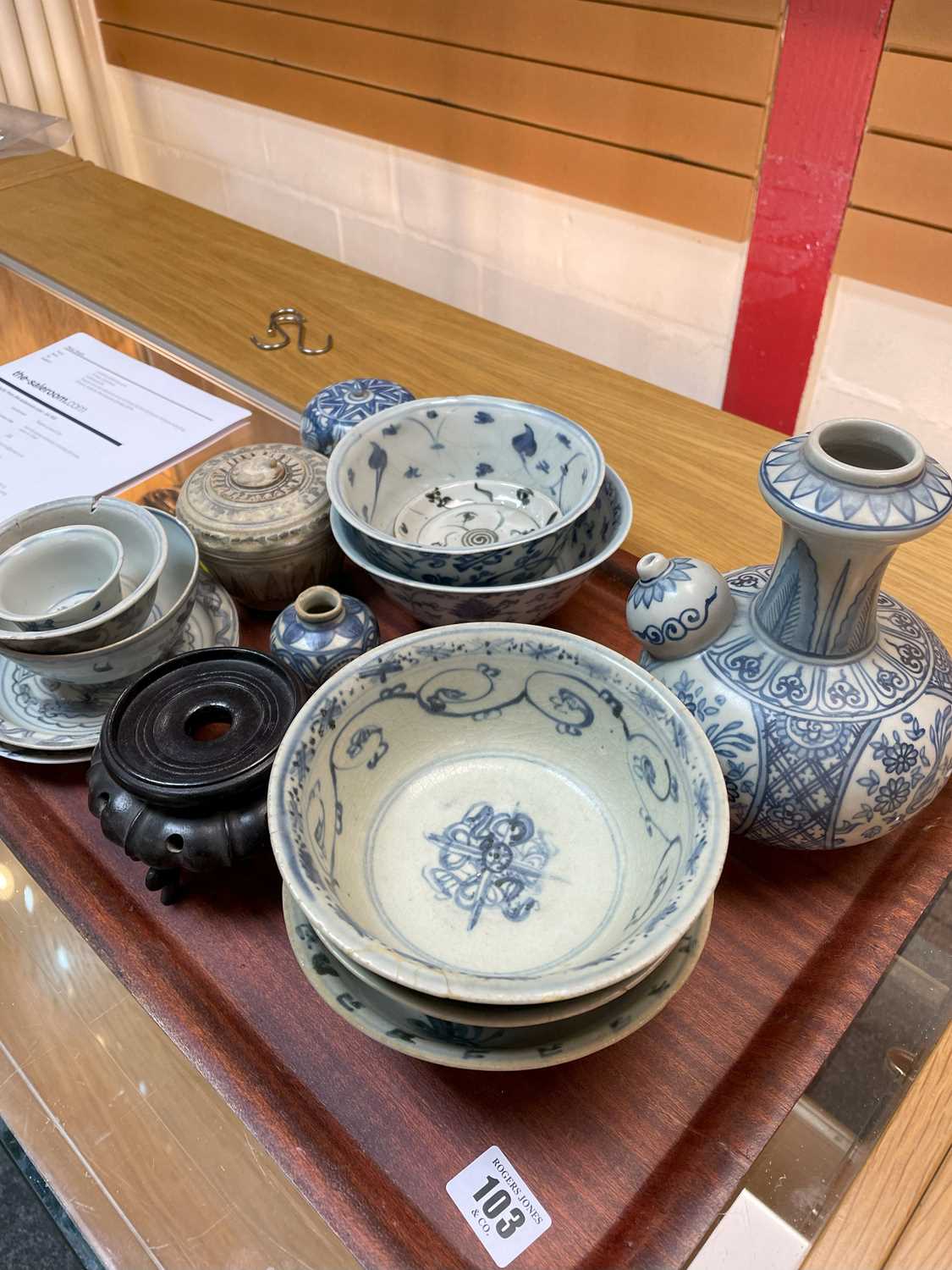 ASSORTED PROVINCIAL CHINESE & SOUTHEAST ASIAN PORCELAIN, including a kendi, five bowls 15cms - Image 25 of 34