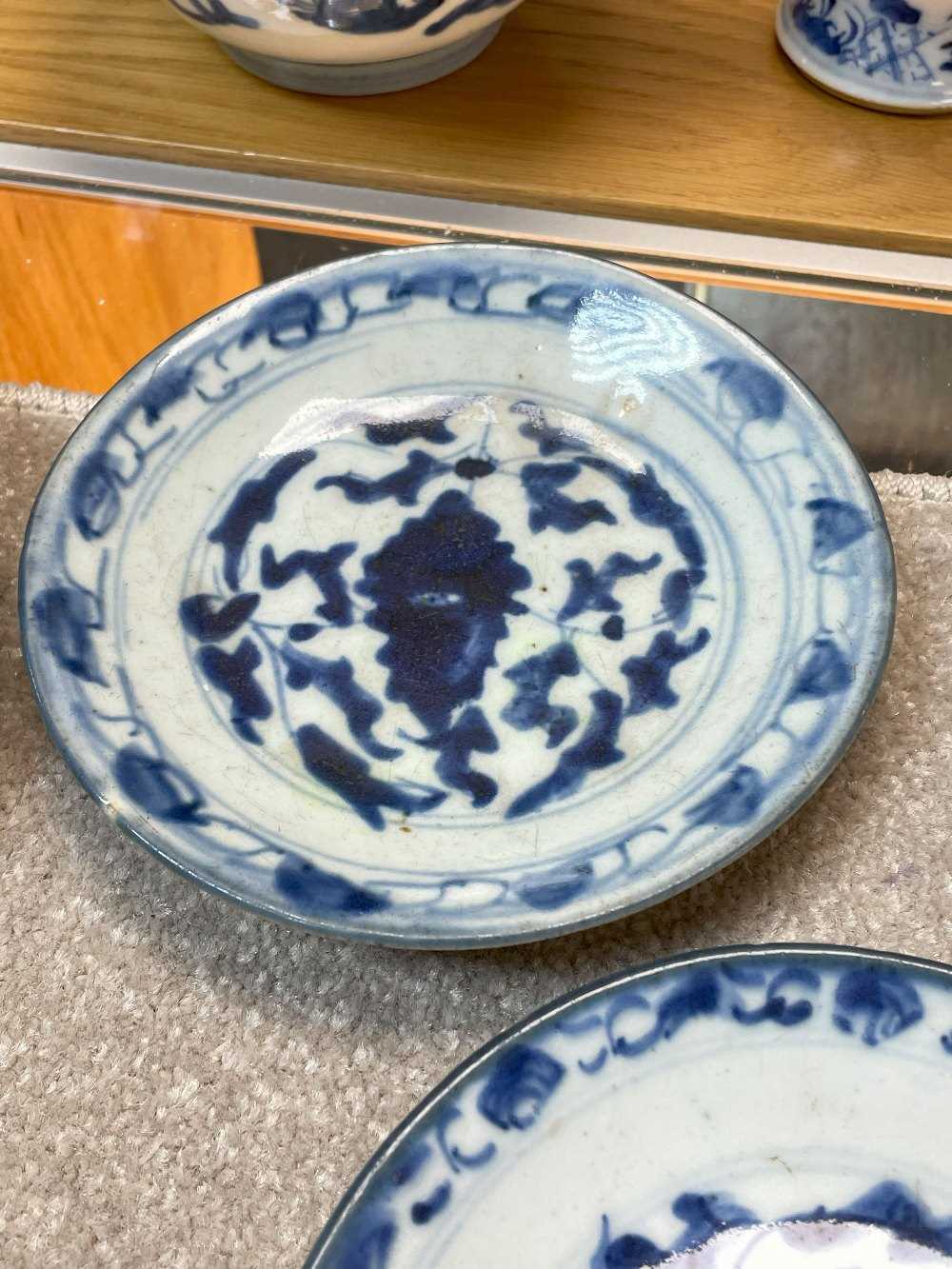 ASSORTED VIETNAMESE & CHINESE BLUE & WHITE PORCELAIN, including three saucers, two deep bowls and - Bild 7 aus 36