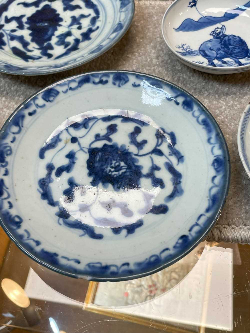 ASSORTED VIETNAMESE & CHINESE BLUE & WHITE PORCELAIN, including three saucers, two deep bowls and - Bild 19 aus 36