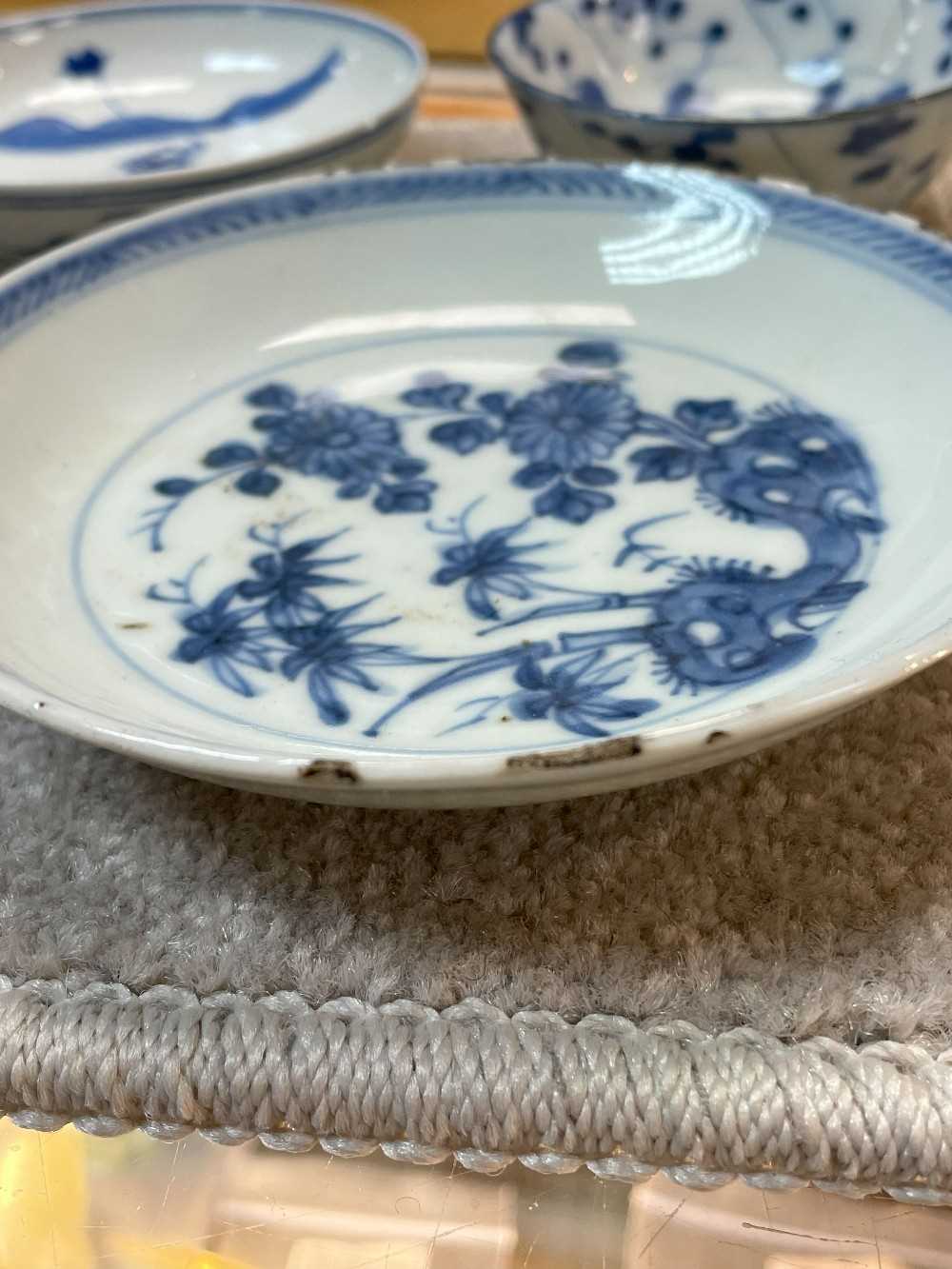 ASSORTED VIETNAMESE & CHINESE BLUE & WHITE PORCELAIN, including three saucers, two deep bowls and - Bild 10 aus 36