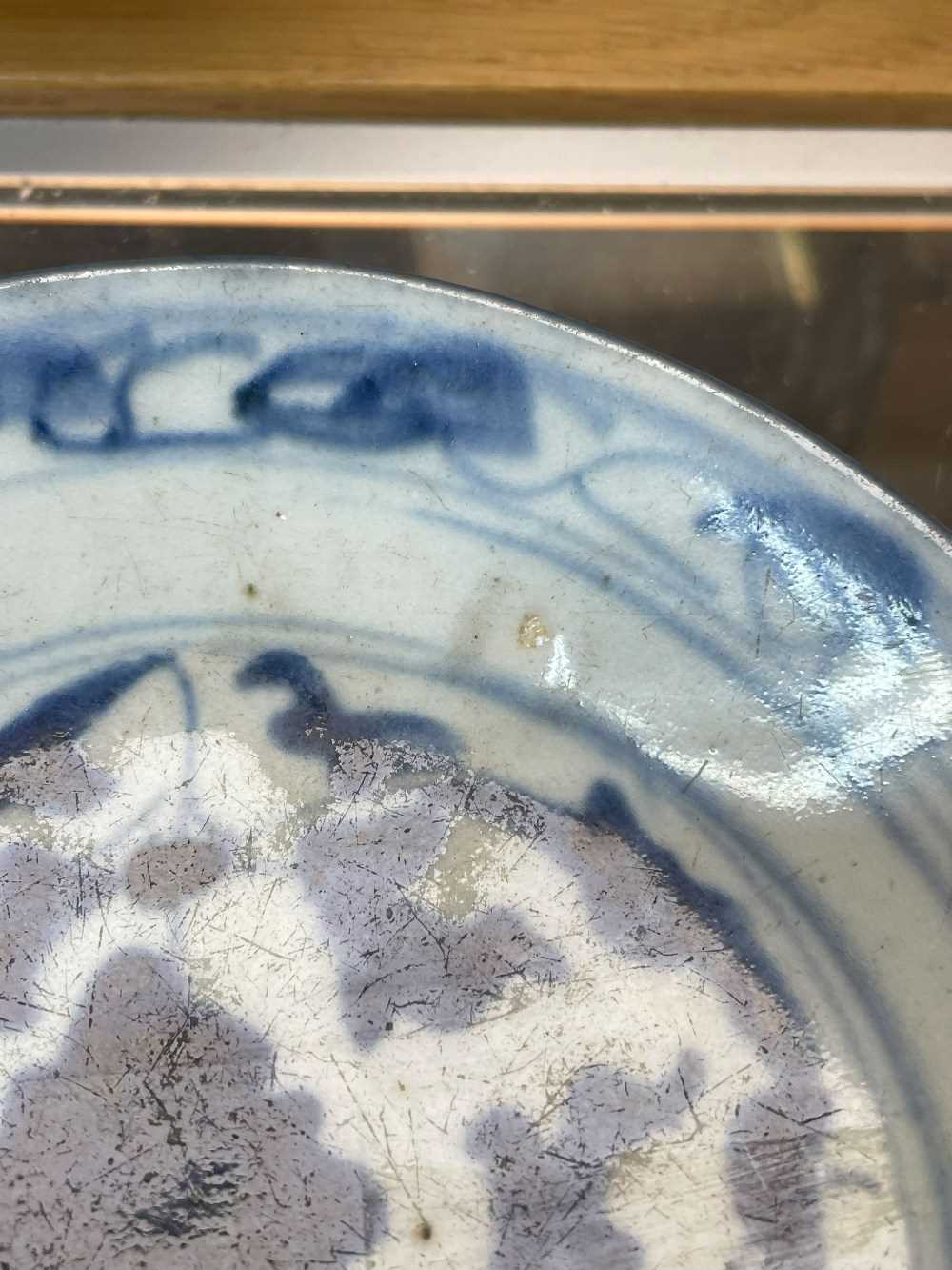 ASSORTED VIETNAMESE & CHINESE BLUE & WHITE PORCELAIN, including three saucers, two deep bowls and - Bild 26 aus 36