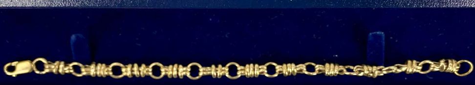 9CT GOLD BRACELET with alternating circular and bar links, 20cms (l), 7.9gms Provenance: private