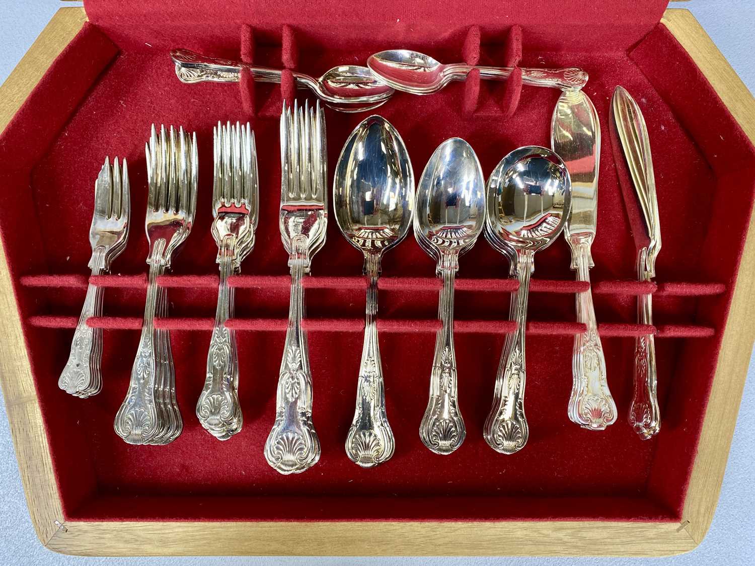 CANTEEN OF SILVER-PLATED KINGS PATTERN CUTLERY, approx. 64 pieces Provenance: private collection - Image 2 of 4