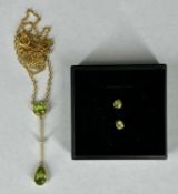 9CT GOLD FINE LINK NECKLACE WITH PERIDOT & SEED PEARL DROP, 48cms (l), with matching stud