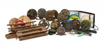 THE FISHING CLUB HOUSE: ASSORTED FISHING REELS, comprising 13x various small brass fly reels, two by