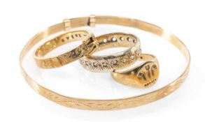 9CT GOLD RINGS & BRACELET, comprising ladies' Prince of Wales feathers signet ring (size E),