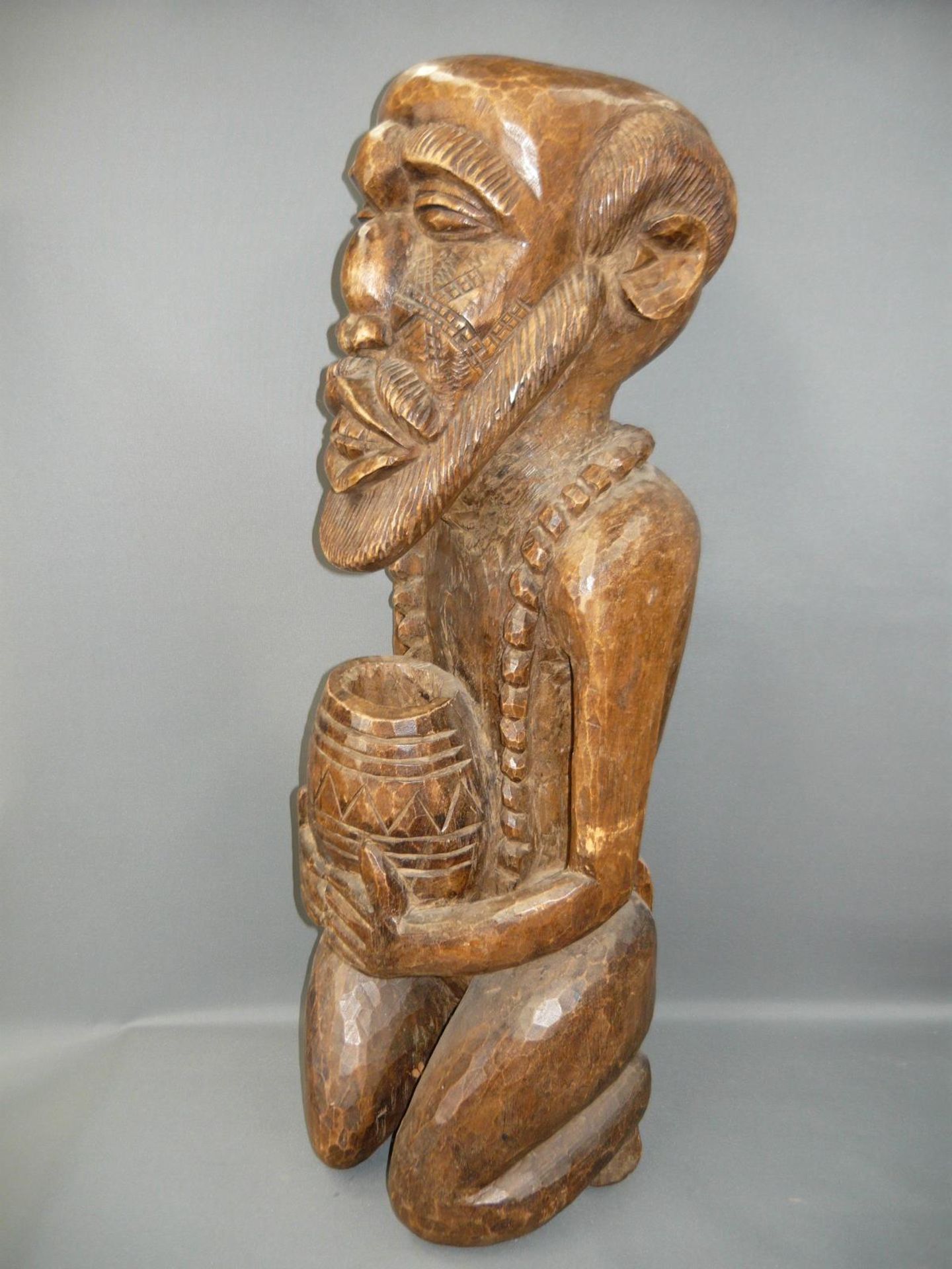 Riesige Holzfigur. Afrika oder Ozeanien. 20.Jhdt. H. 76cm. - Bild 2 aus 2