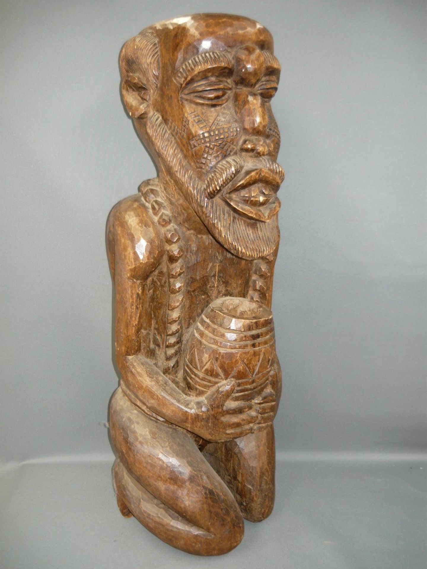 Riesige Holzfigur. Afrika oder Ozeanien. 20.Jhdt. H. 76cm.