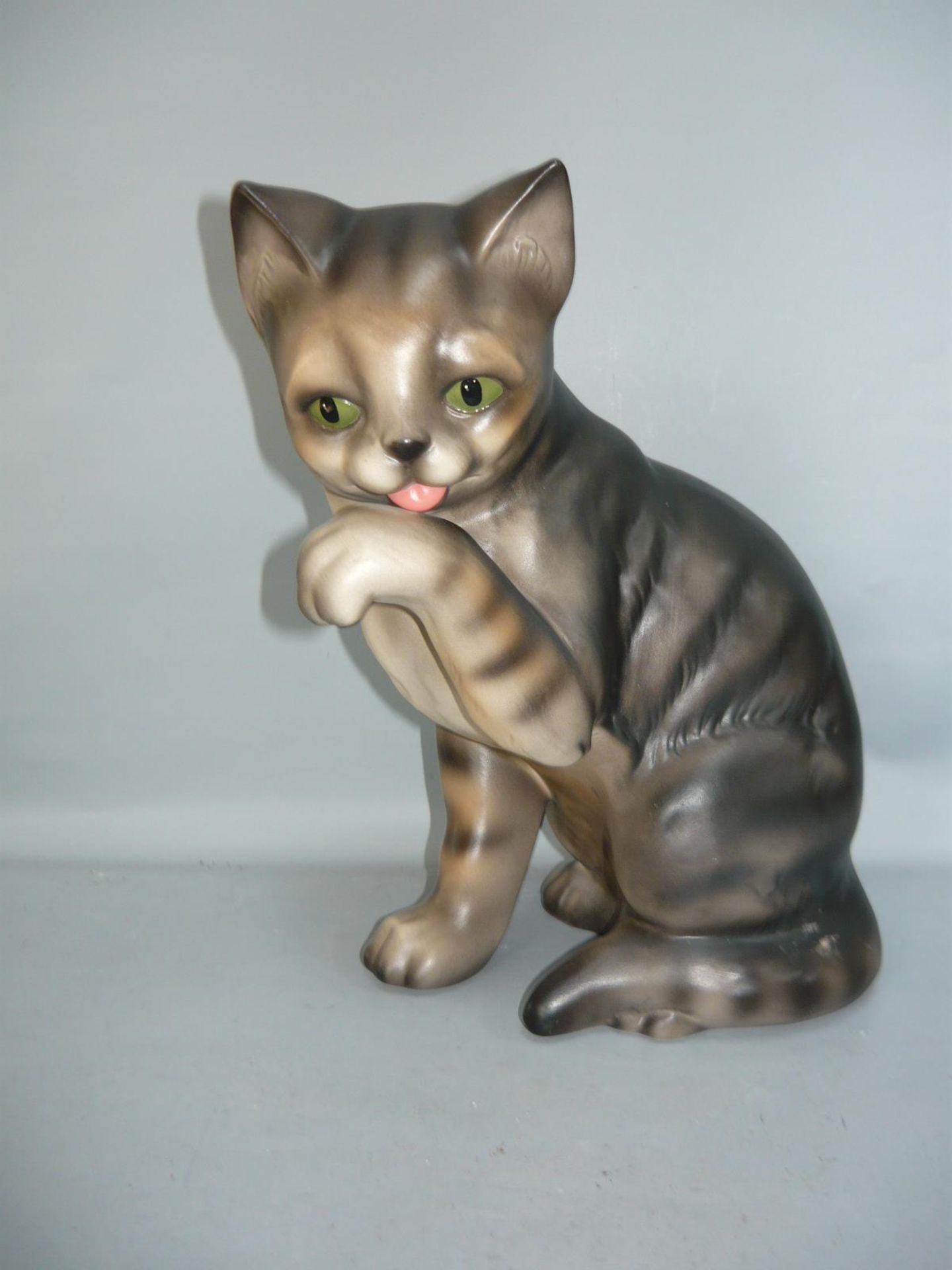 Goebel, Deutschland. Nahezu lebensgroße getigerte Katze. H. 26cm.