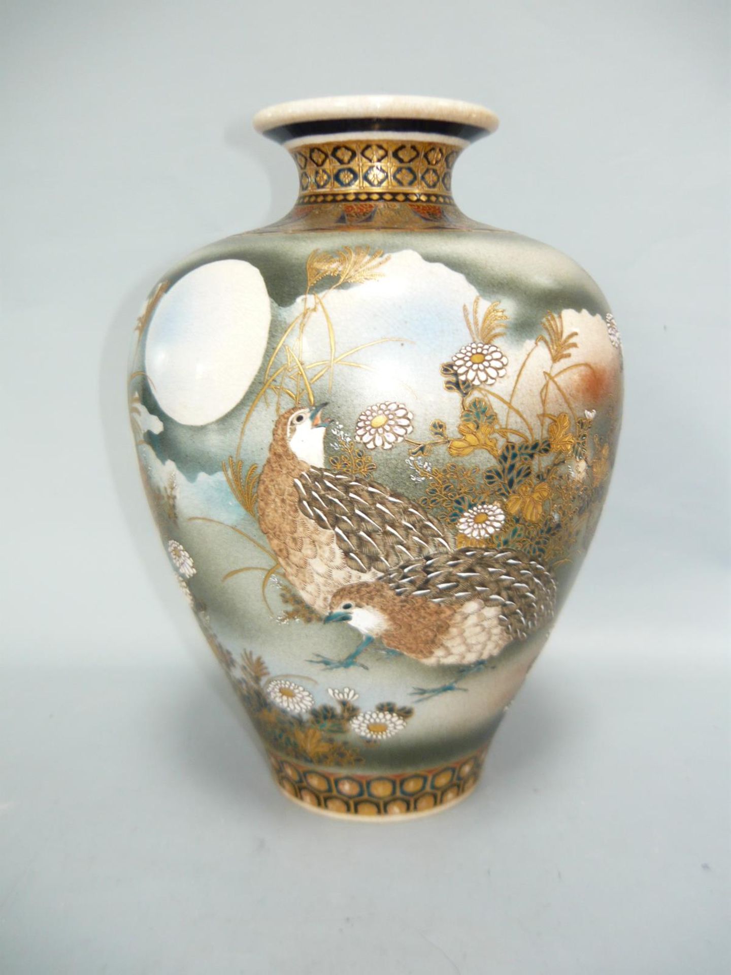 Vase mit Wachteln im Mondenschein. Handarbeit. Satsuma, Japan um 1900. H. 25cm.