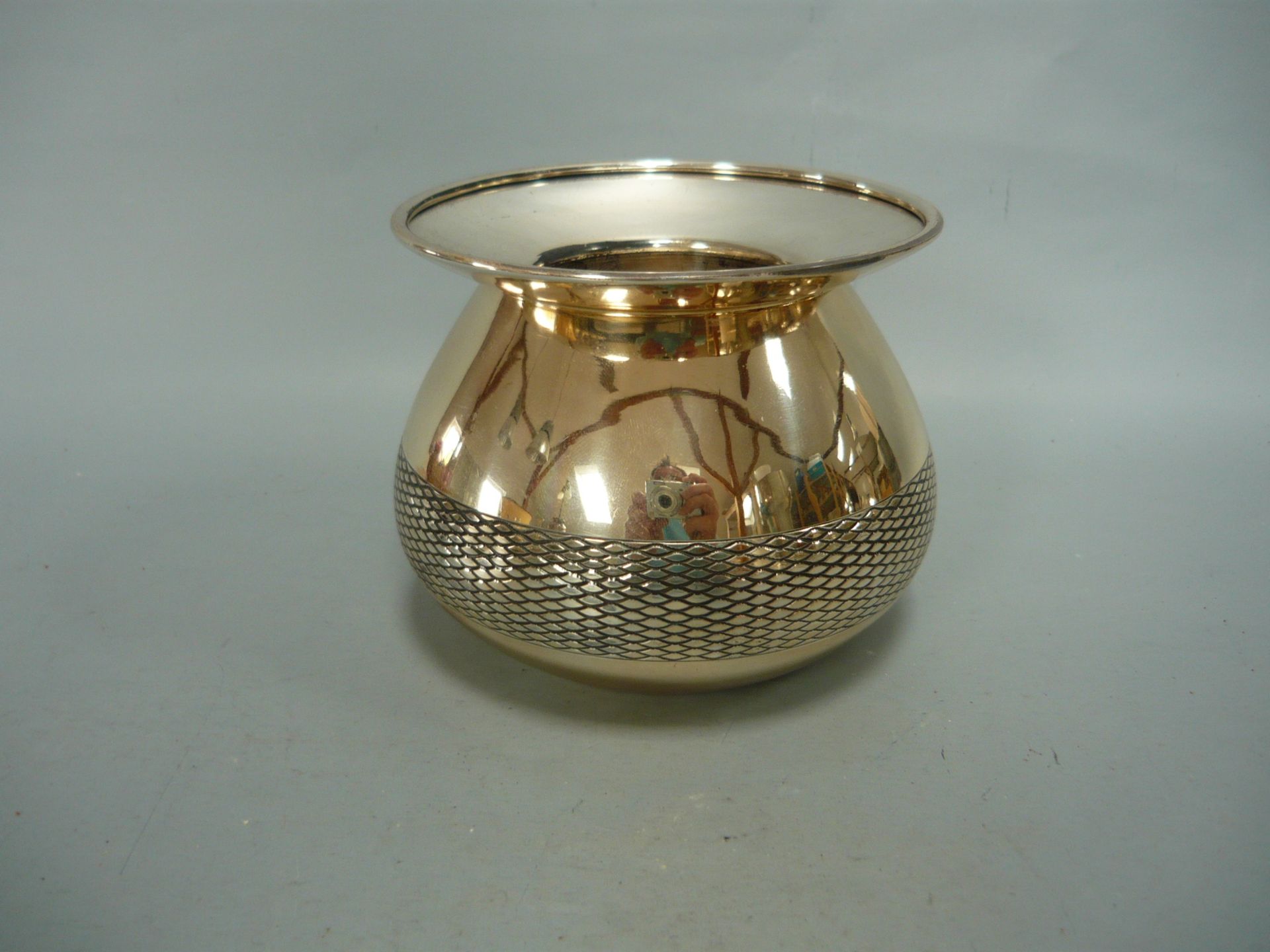 Designer Vase in 925er Sterling Silber. Umlaufendes Rautenband. Ø 12cm, H. 10cm. Gewicht ca. 231gr.