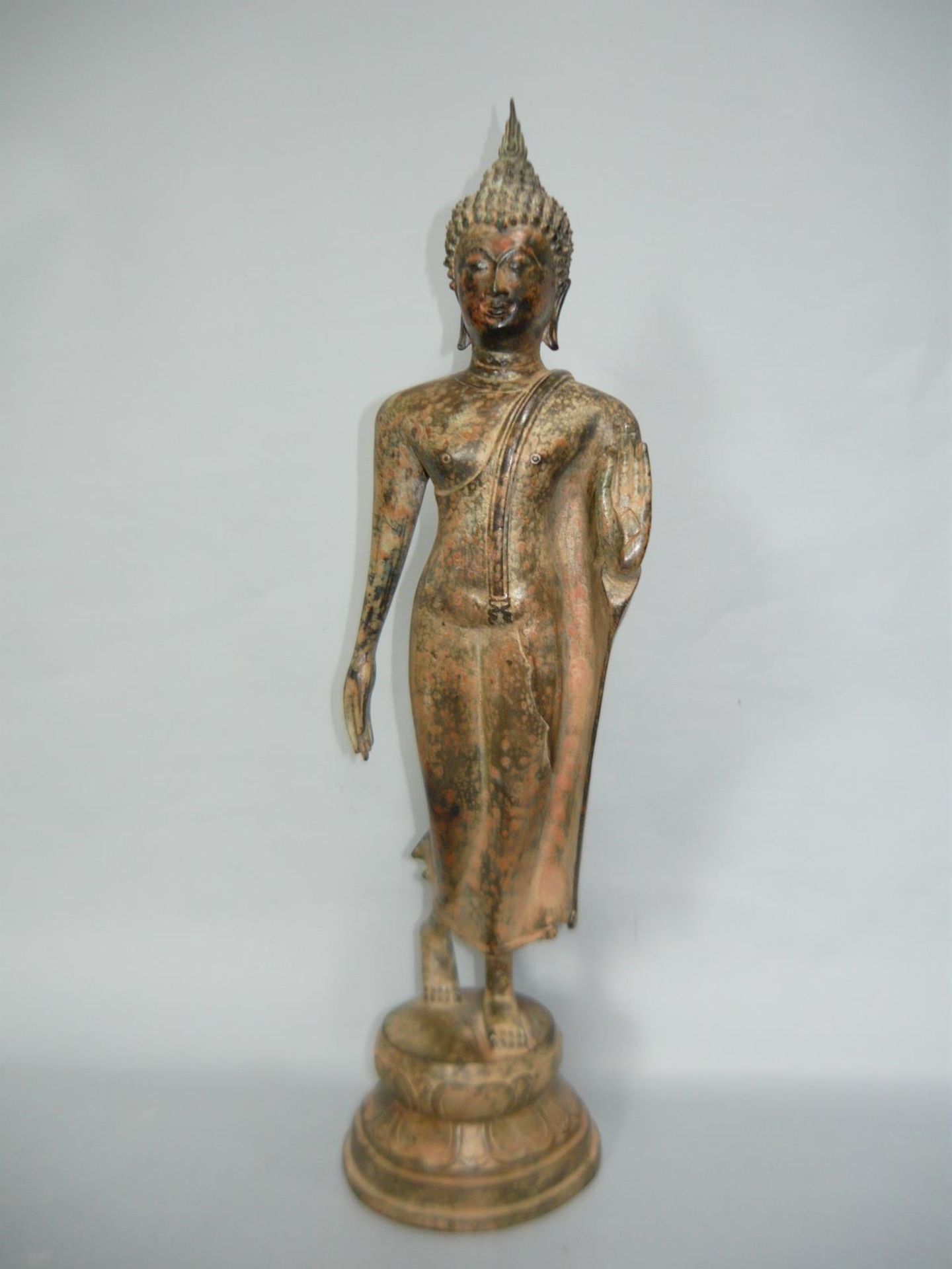 Große stehende Buddhafigur mit Gestus. Bronze. Wohl China/Nepal 20.Jhdt. H. 42cm.