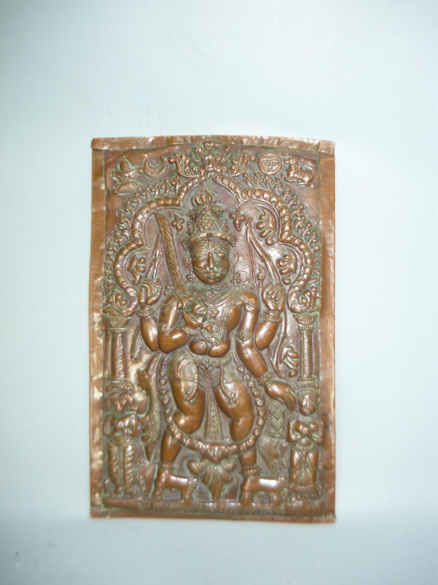 Reliefplatte Bronze mit Gottheit. Wohl Indien oder Burma, 20.Jhdt. Ca. 10x16cm.