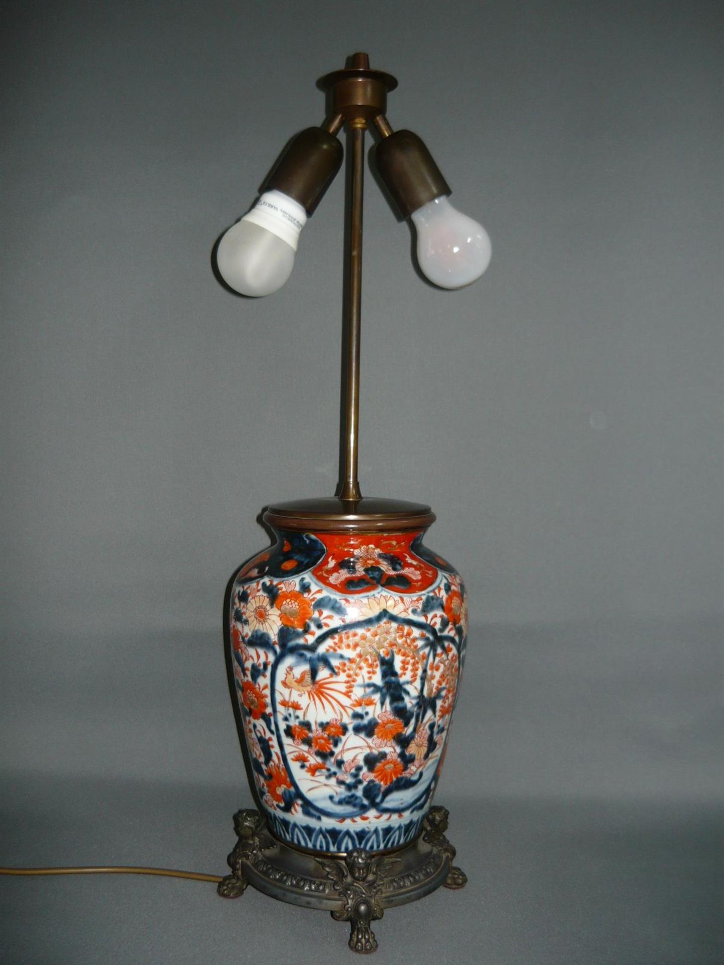 Großer Lampenfuß aus Porzellan (China 19./20.Jhdt) mit Historismus Metallmontierung. - Bild 2 aus 3