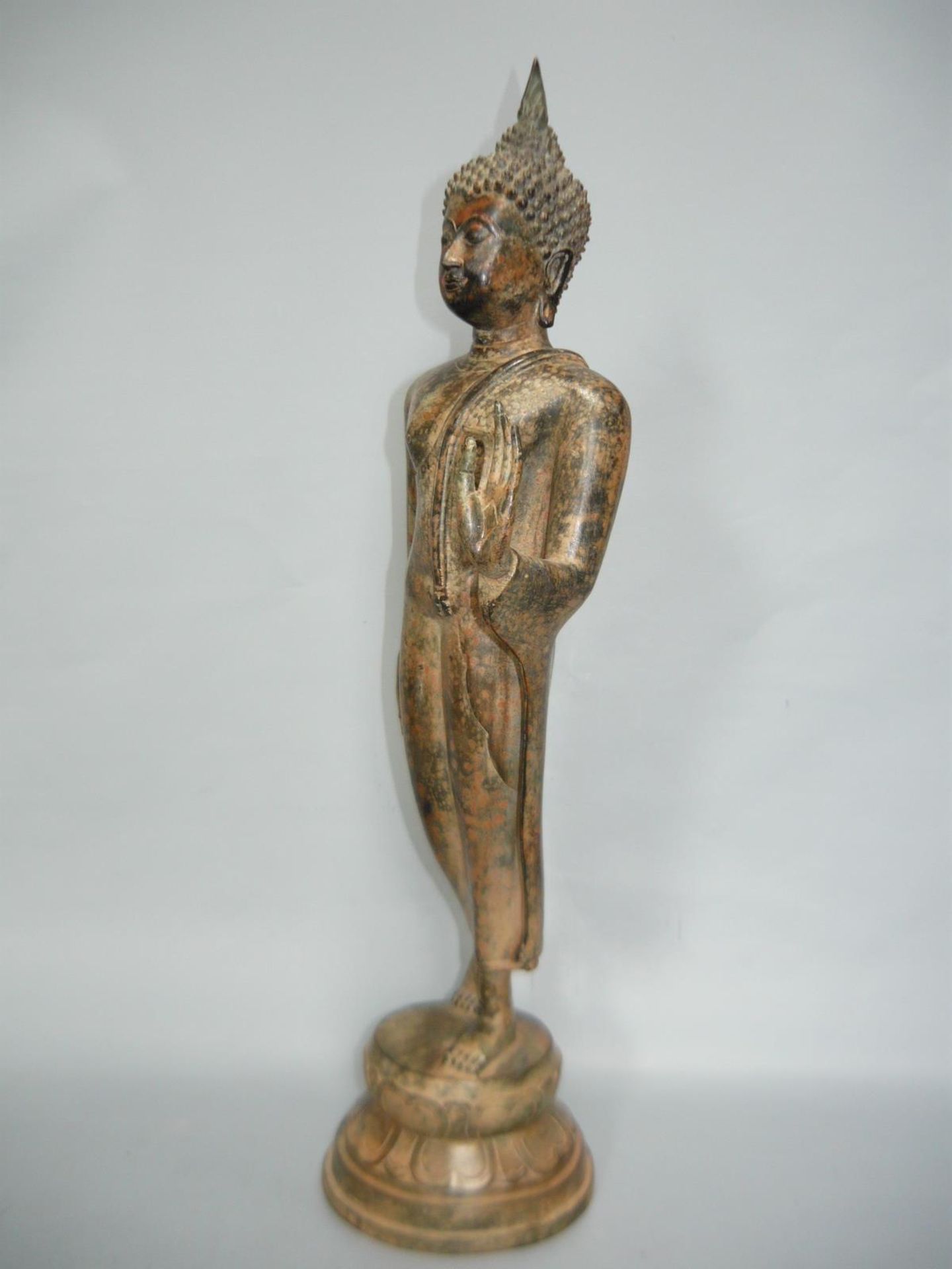 Große stehende Buddhafigur mit Gestus. Bronze. Wohl China/Nepal 20.Jhdt. H. 42cm. - Image 2 of 2