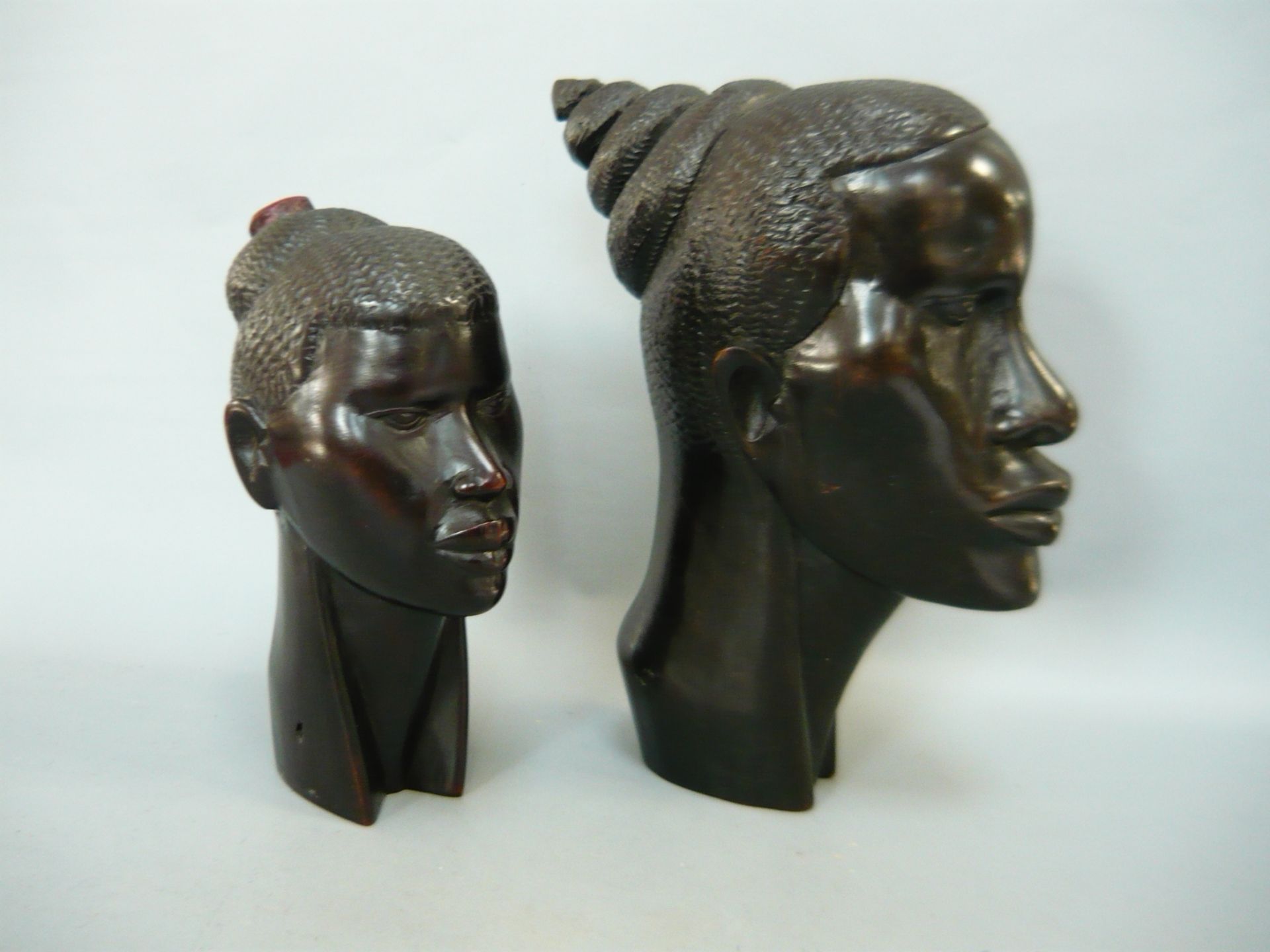 Zwei große schwarze Köpfe. Holz handgeschnitzt. Afrika, 20.Jhdt. H. 20cm und 25cm. - Image 2 of 2
