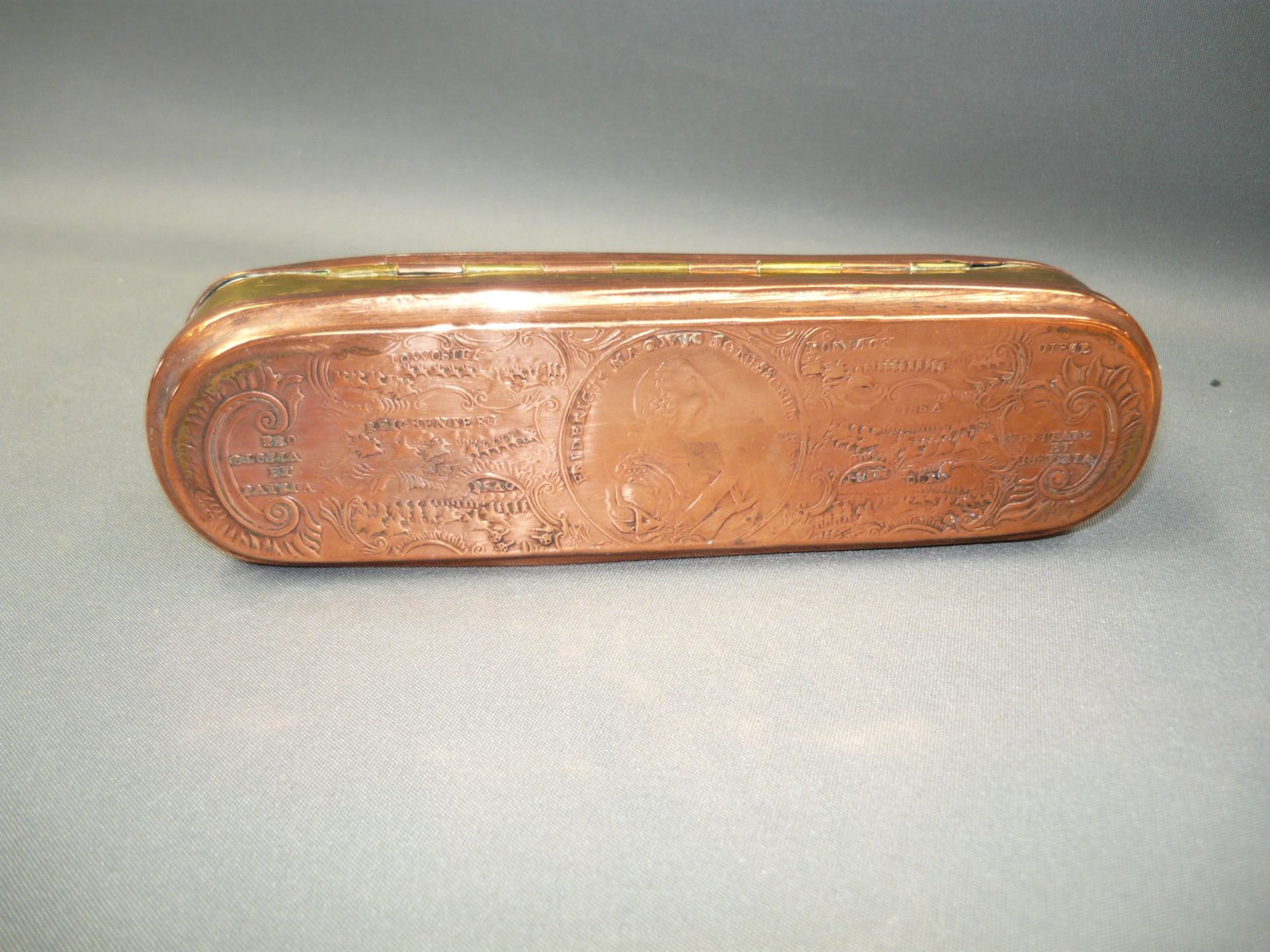 Schnupftabakdose. Kupfer mit reichem Dekor. Antik. L. 16cm.