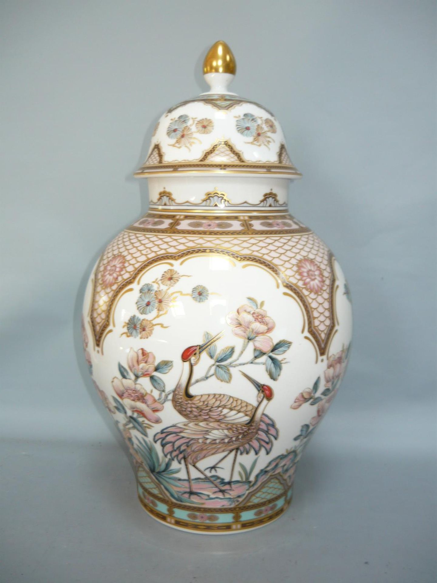 Kaiser. Sehr große Deckelvase mit besonderem Dekor. H. ca. 37cm.