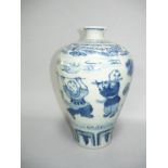 Porzellanvase mit blauer Bemalung. China vor oder um 1900. Besch. H. 21cm.