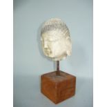 Buddha-Kopf. Stein auf Sockel. Kopf ca. 13cm, Gesamthöhe ca. 25cm.