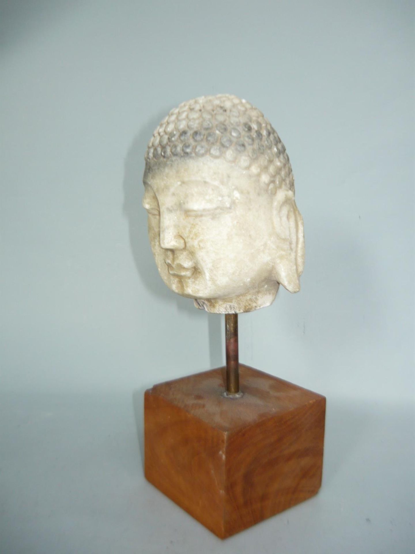 Buddha-Kopf. Stein auf Sockel. Kopf ca. 13cm, Gesamthöhe ca. 25cm.