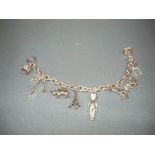 Schweres Armband mit Charms. 925 Sterling Silber. Meistermarke SH. L. 18cm. Ca. 38gr.