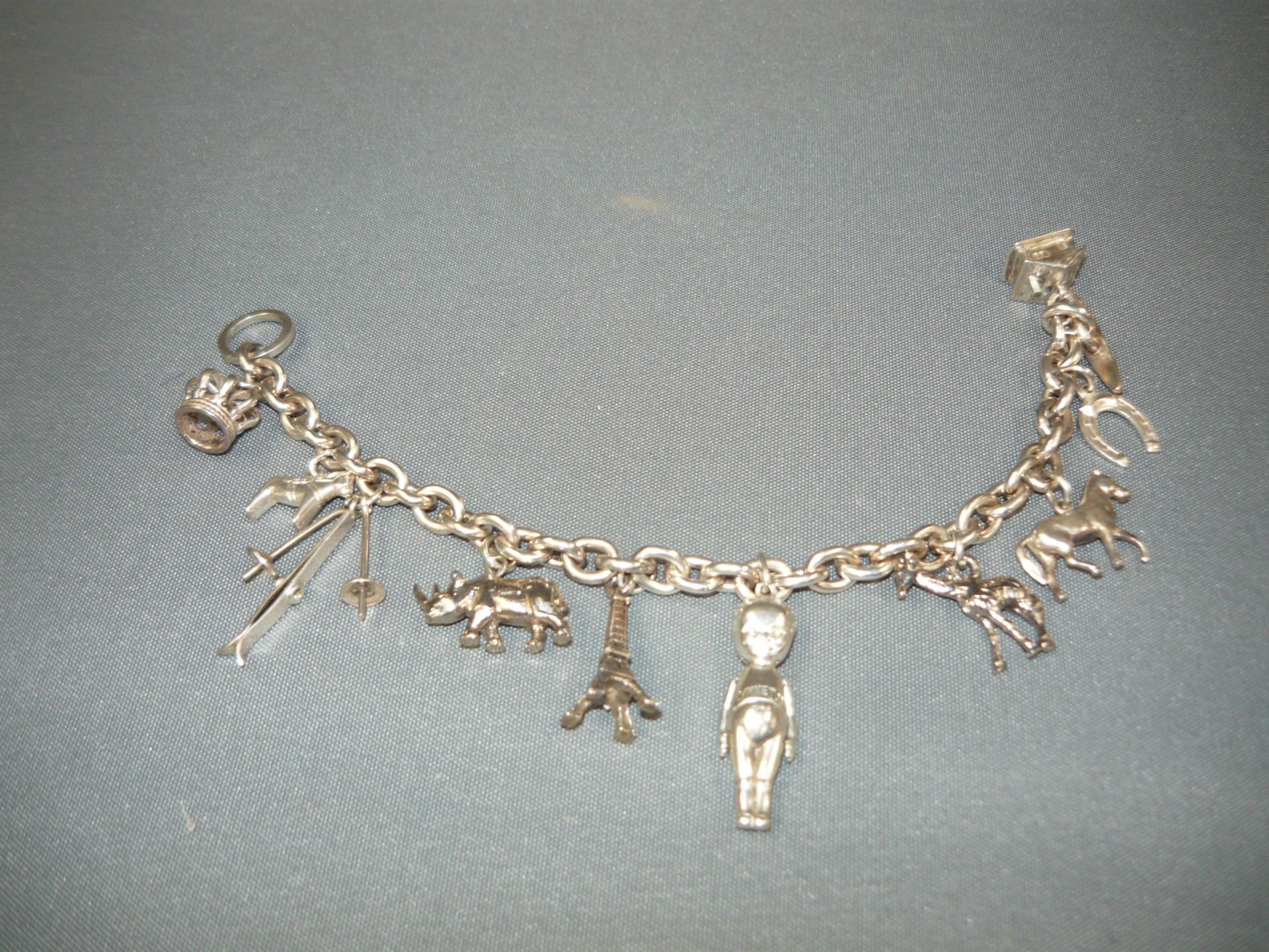 Schweres Armband mit Charms. 925 Sterling Silber. Meistermarke SH. L. 18cm. Ca. 38gr.