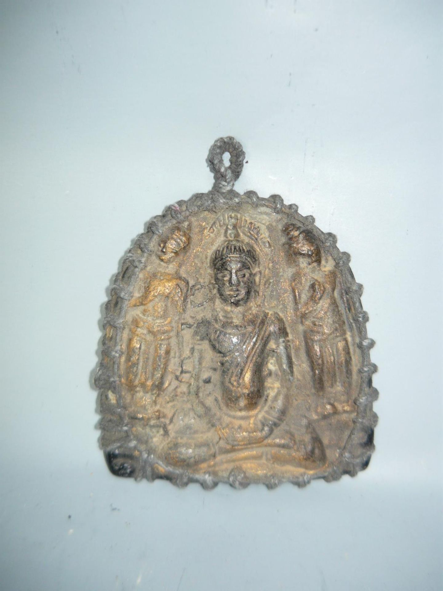 Großer Kettenanhänger mit Buddhadarstellung. Metall u.a. Asien 20.Jhdt. Ca. 12x9cm.