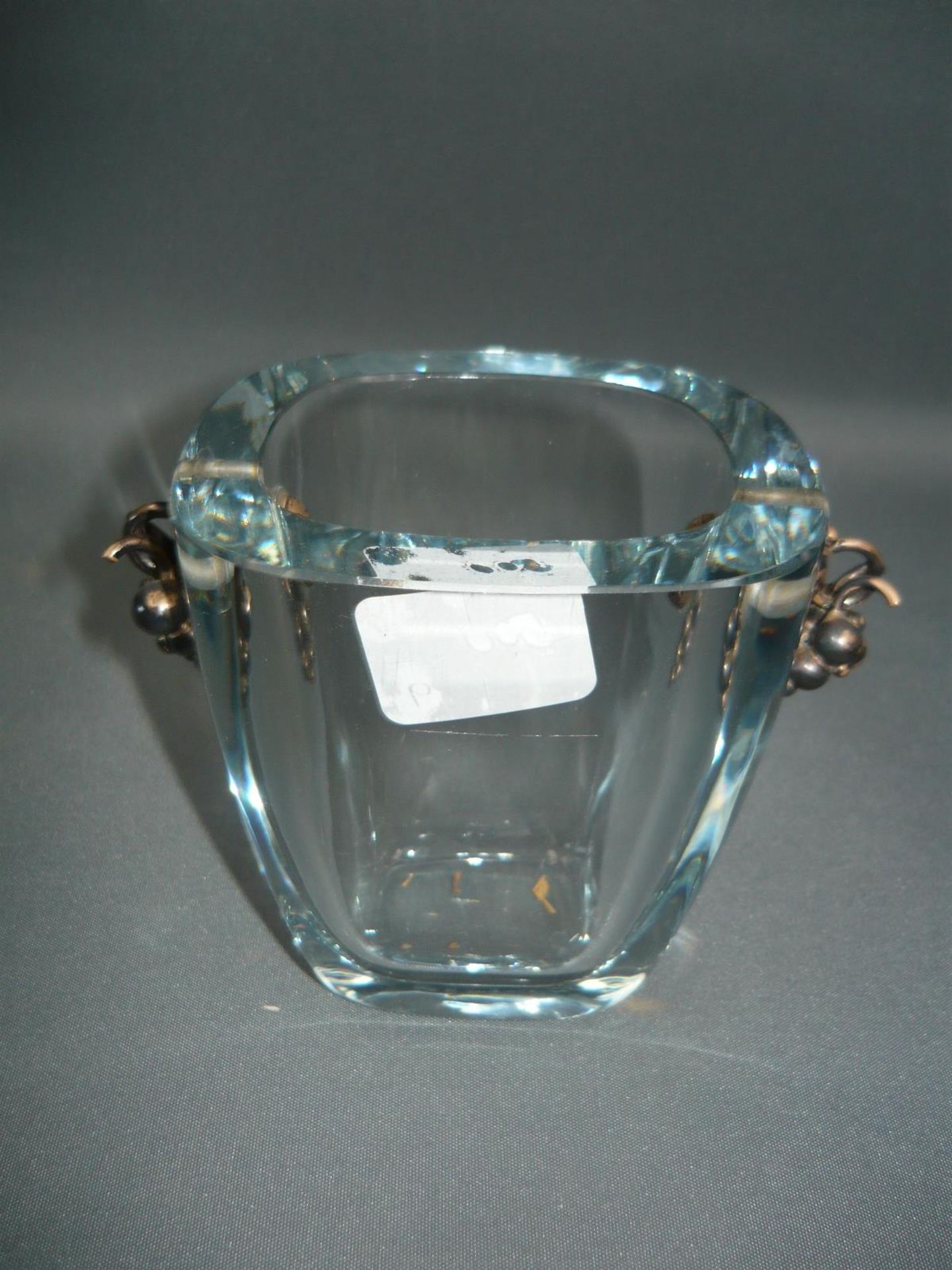 Strömberghyttan, Schweden. Vase in hellblauem Glas mit Montierungen in Traubenform, diese in 925 - Bild 2 aus 2