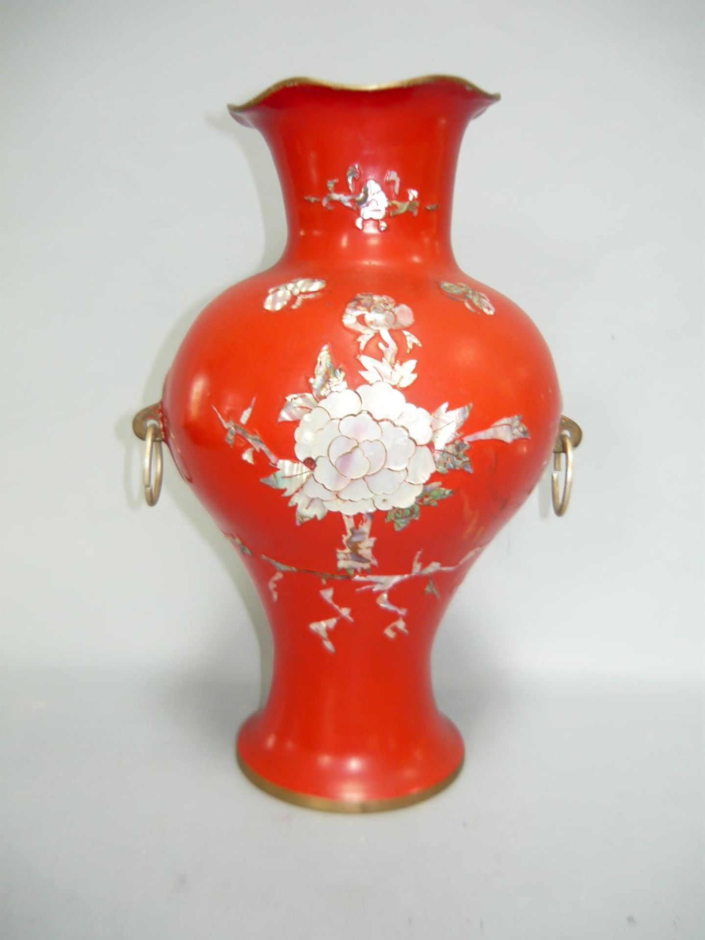 Große Ziervase, Metall, rot bemalt und mit Perlmutt verziert. Asien um 1900. H. 26cm. Altersspuren.