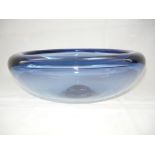 Per Lütken für Holmegaard. Große Schale in kräftigem blauen Glas. Signiert. Mid-Century. Ø 24cm.