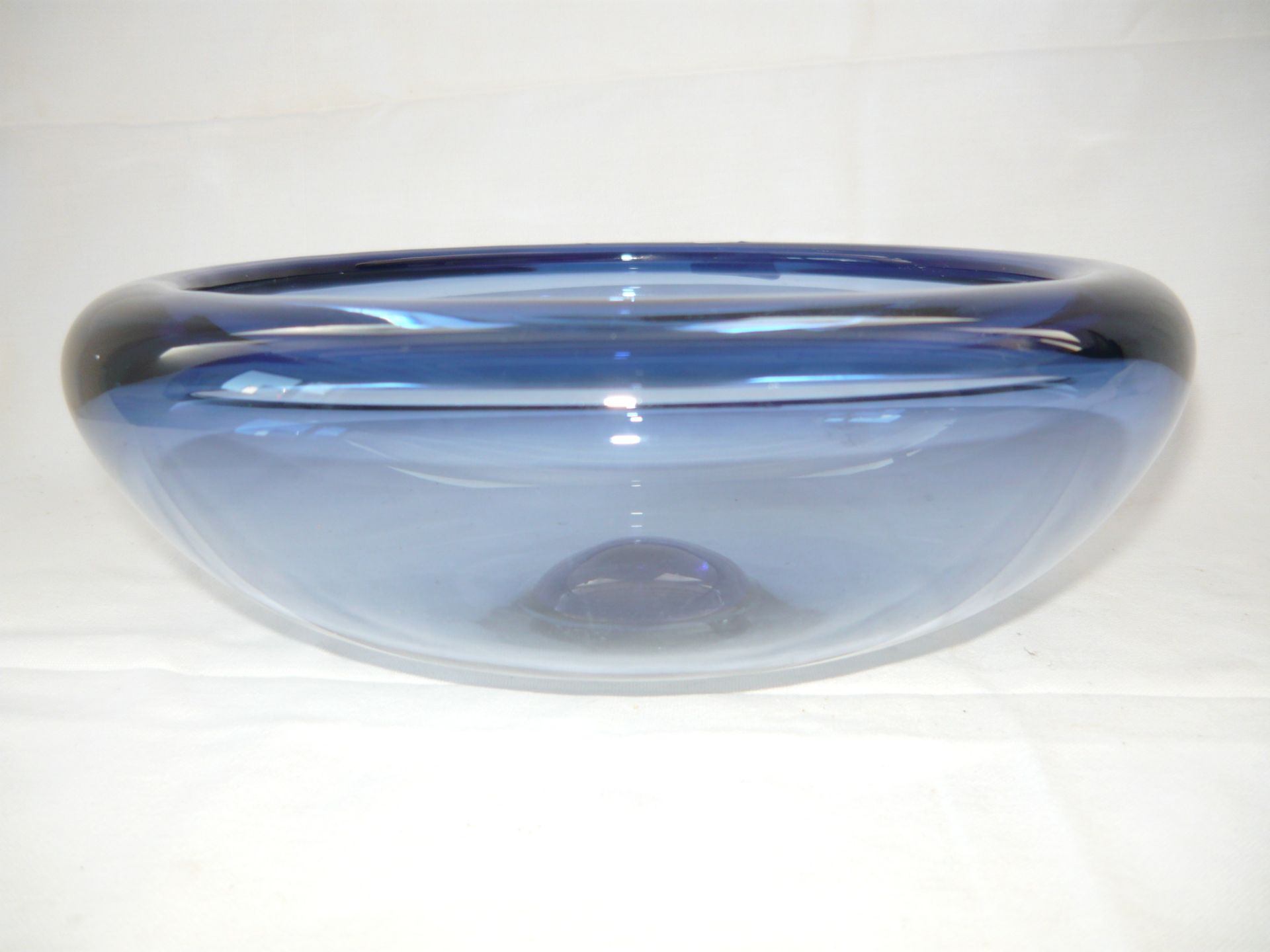 Per Lütken für Holmegaard. Große Schale in kräftigem blauen Glas. Signiert. Mid-Century. Ø 24cm.