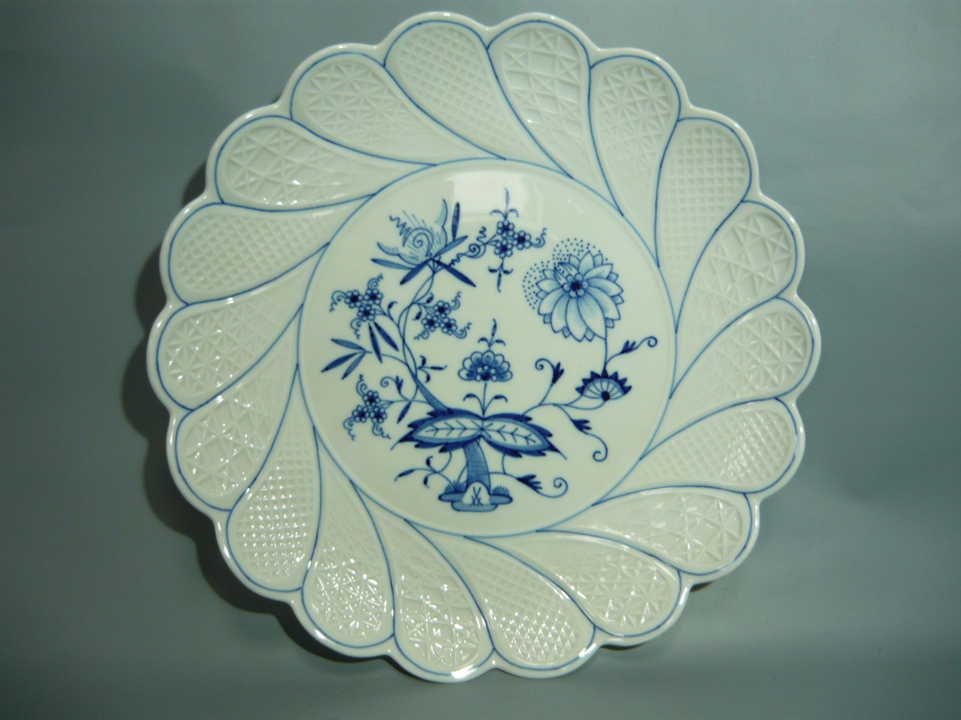 Meissen (Schwerter). Zwiebelmuster. Große Schale in Blütenform. Erste Wahl. Ø 29cm.