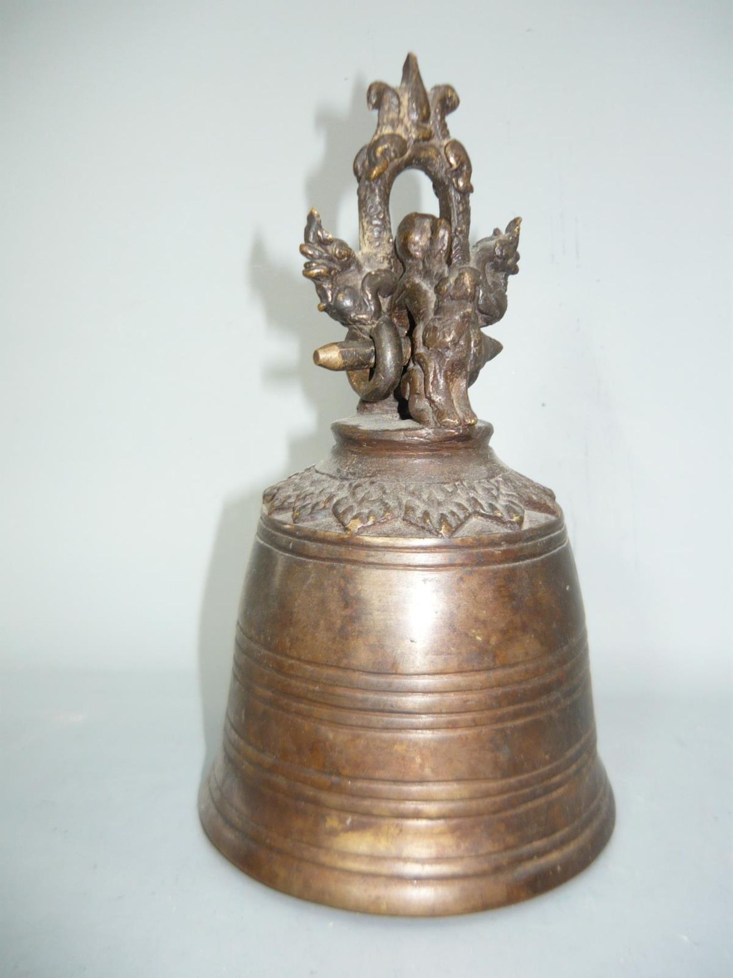 Ritualglocke. Bronze. Asien 20cm. Gesamthöhe ca. 18cm. 80